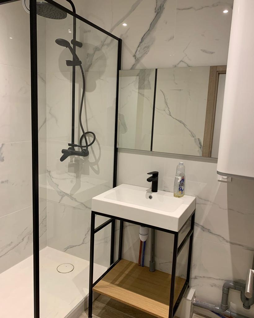 rénovation salle de bain à Lentilly avec douche et vasque